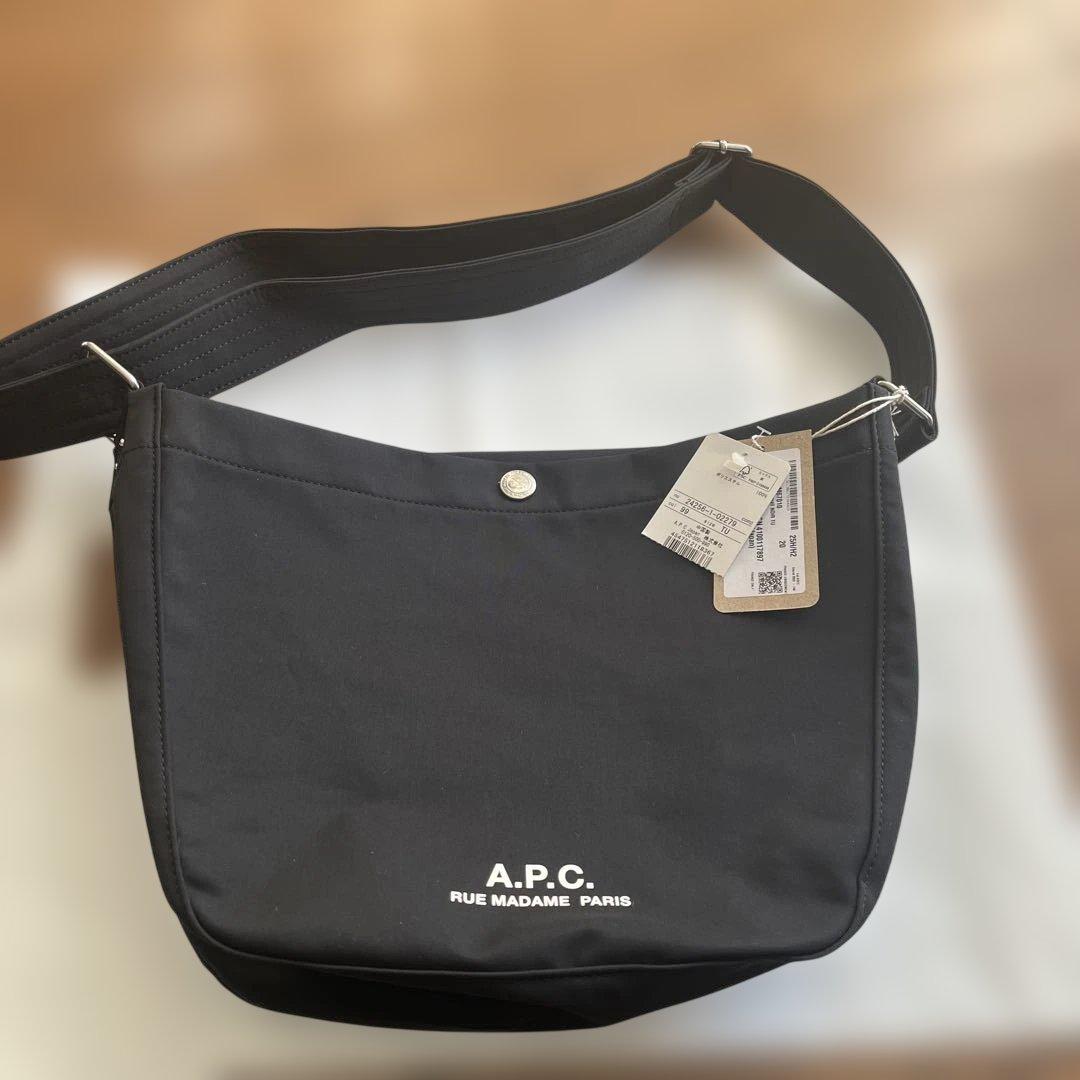 週末限定値下げ　A.P.C. ブラック ショルダーバッグ TU