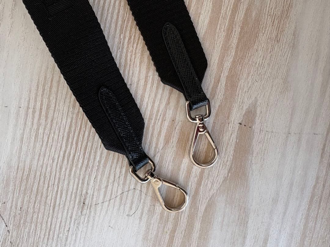 PRADA iPhone用ケース ブラック ストラップ付き