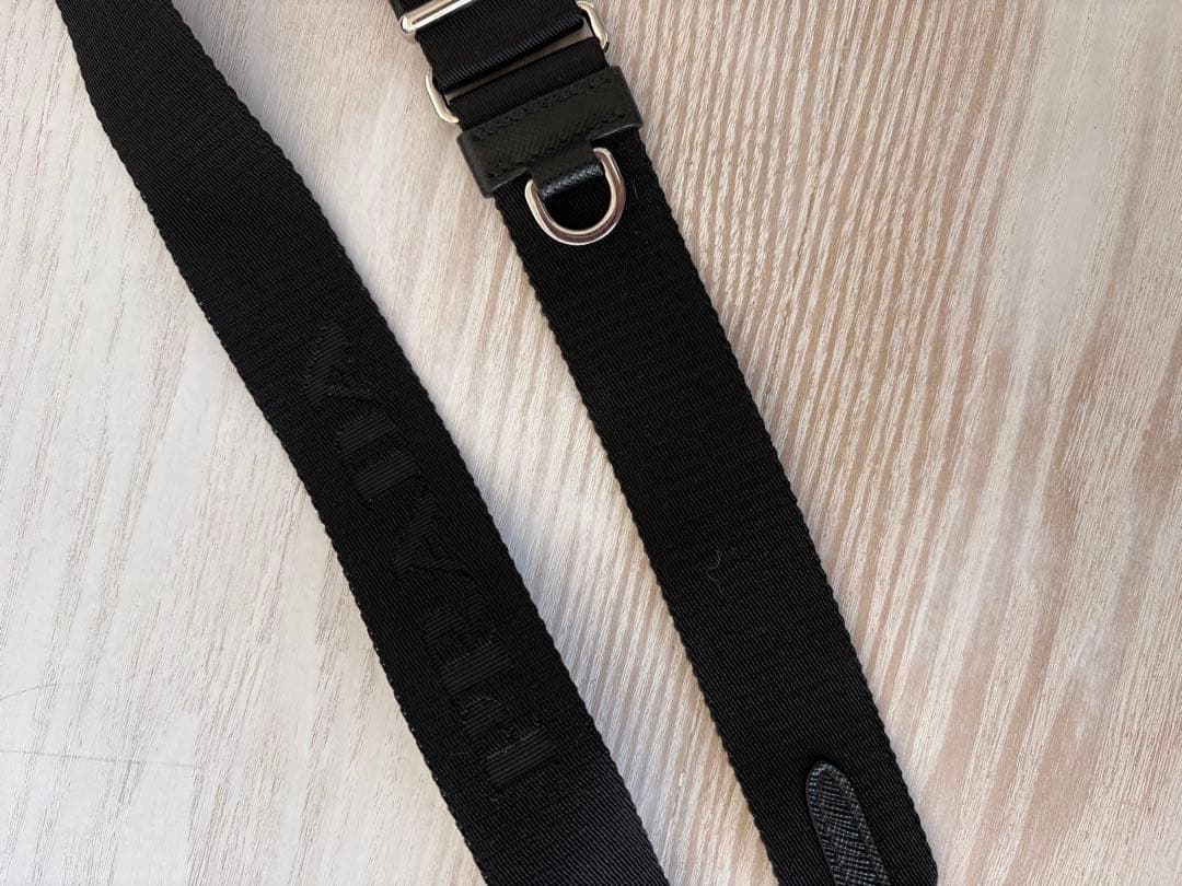 PRADA iPhone用ケース ブラック ストラップ付き