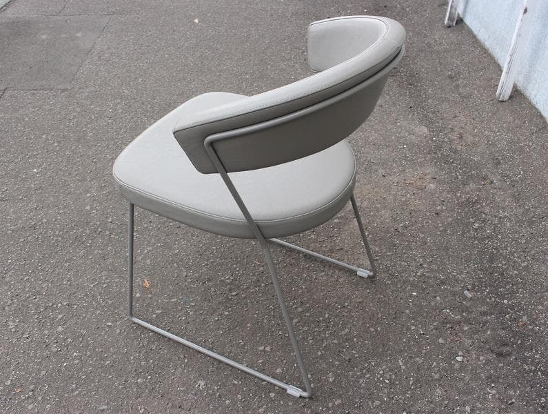 キキララカリガリス コヌビア ニューヨーク ダニングチェア