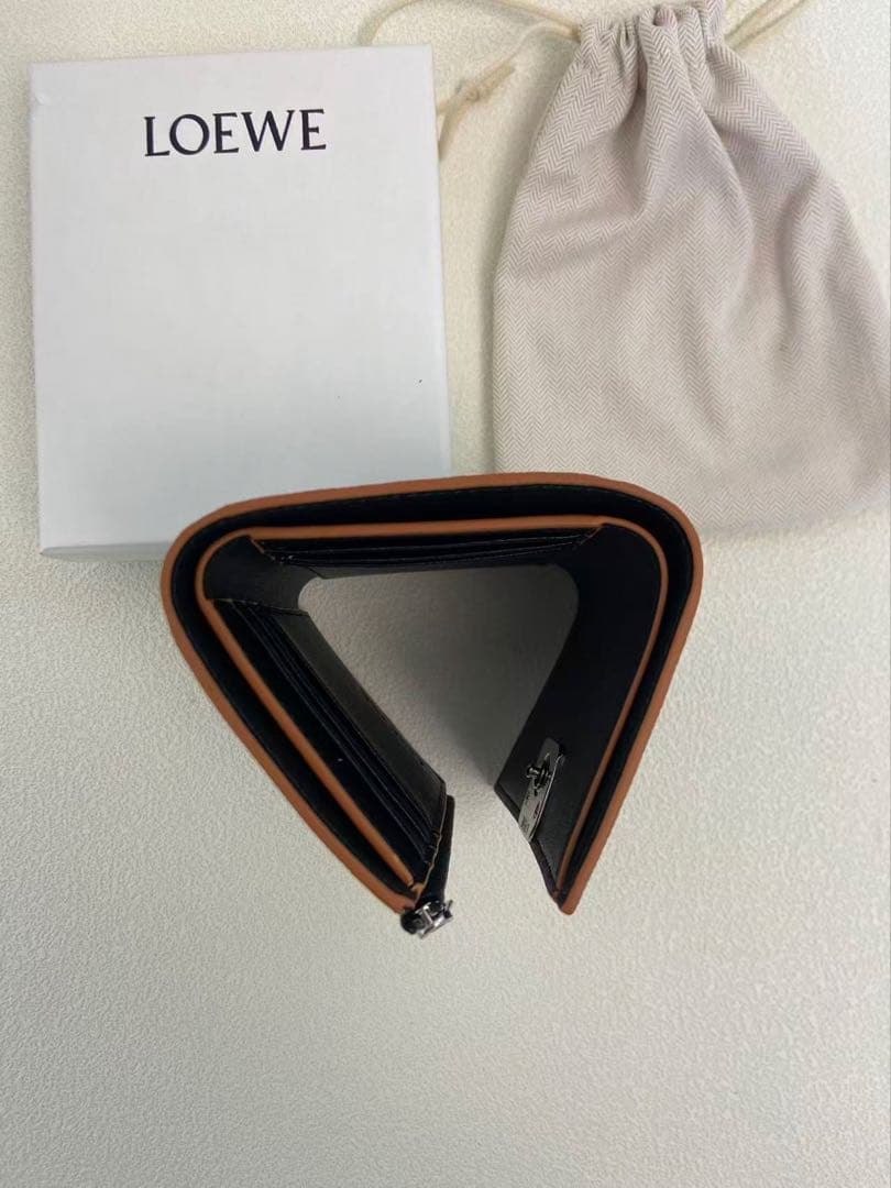 美品✨送料込み LOEWE 高級レザー三つ折り財布（カードポケット付き）
