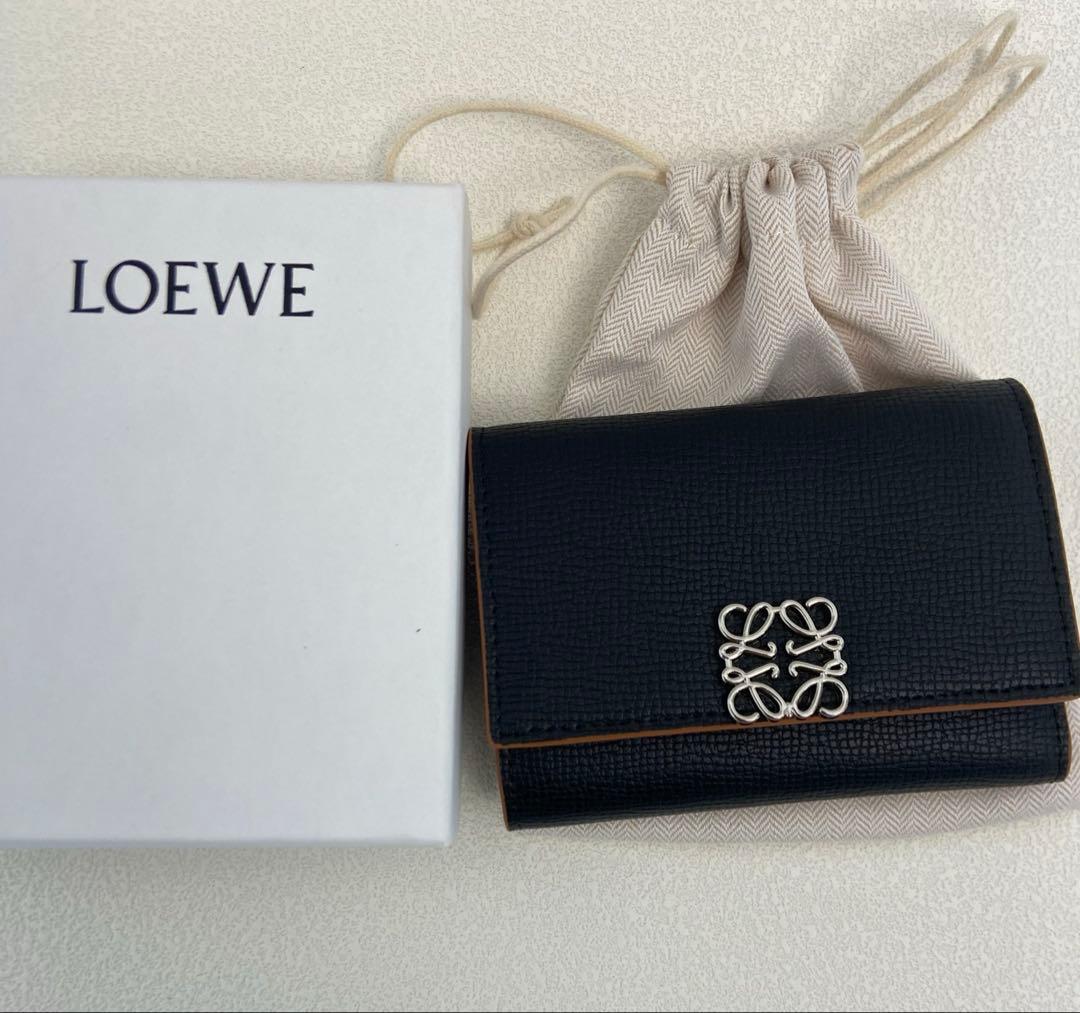 美品✨送料込み LOEWE 高級レザー三つ折り財布（カードポケット付き）