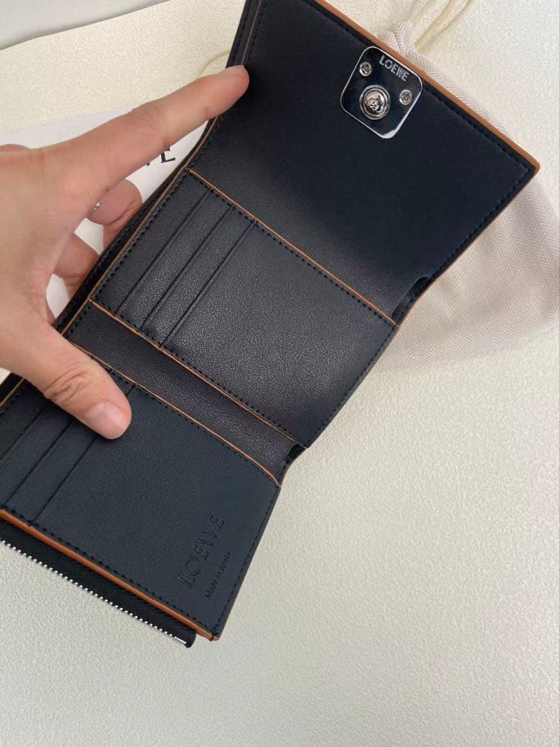 美品✨送料込み LOEWE 高級レザー三つ折り財布（カードポケット付き）