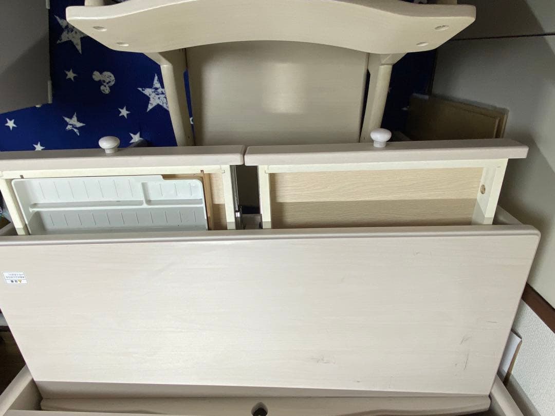 オカムラ製　白い学習机　タブレット置付き　ライト無し