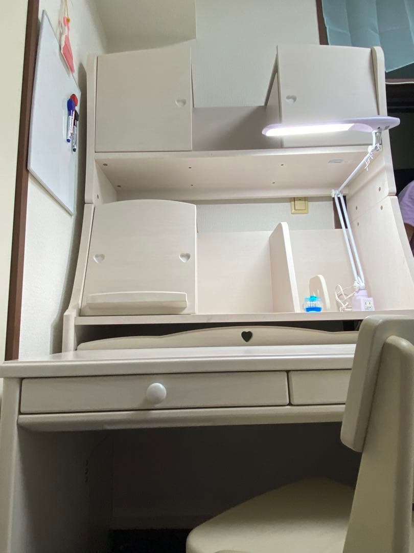 オカムラ製　白い学習机　タブレット置付き　ライト無し