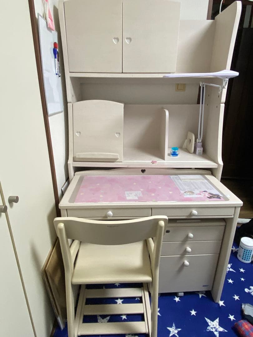 オカムラ製　白い学習机　タブレット置付き　ライト無し