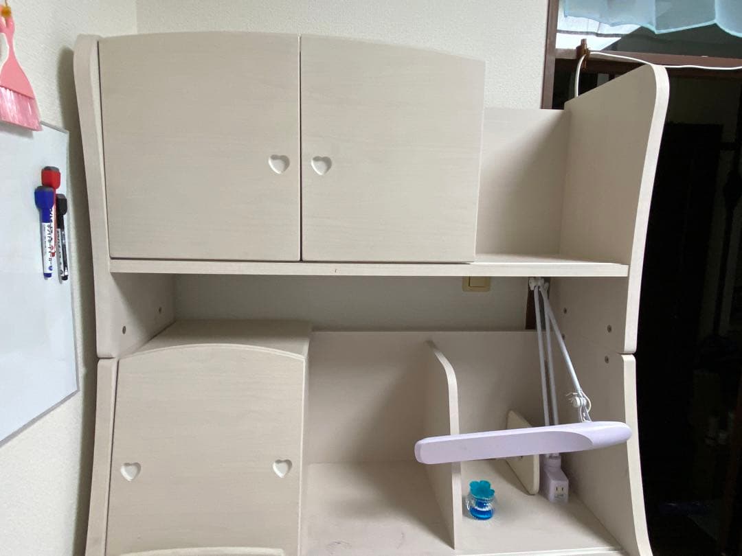 オカムラ製　白い学習机　タブレット置付き　ライト無し