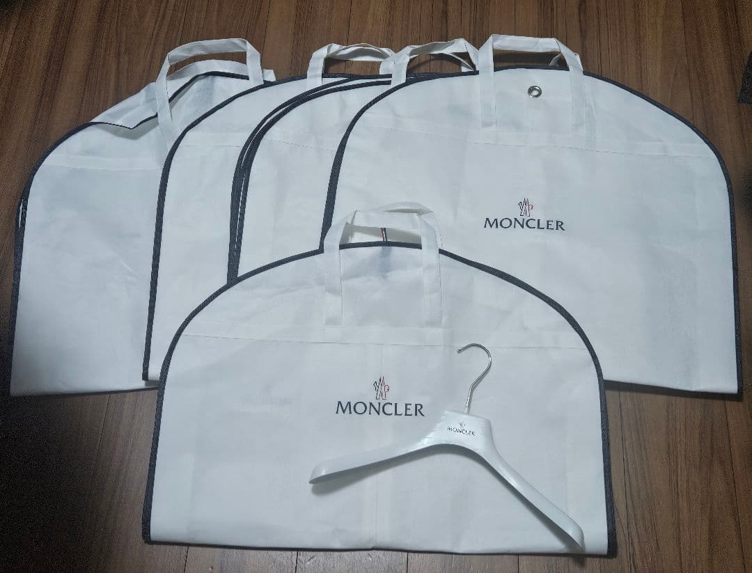 MONCLER 衣類カバー5枚とハンガー1本