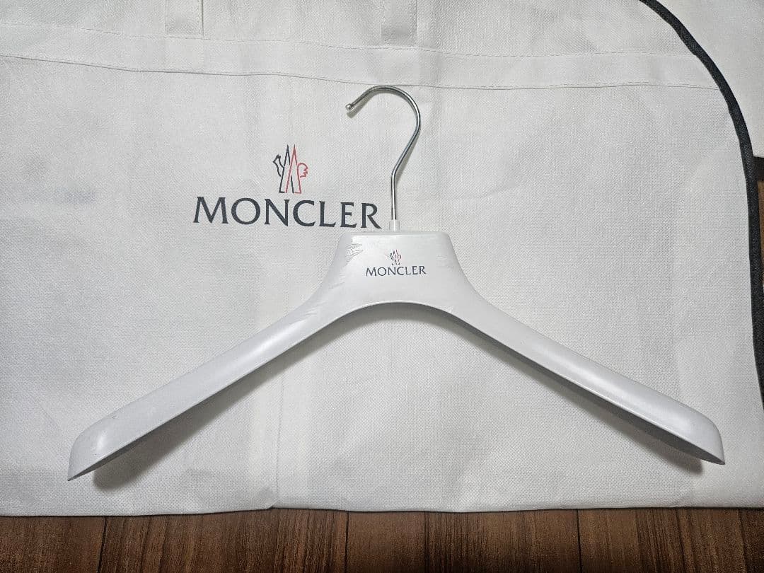MONCLER 衣類カバー5枚とハンガー1本
