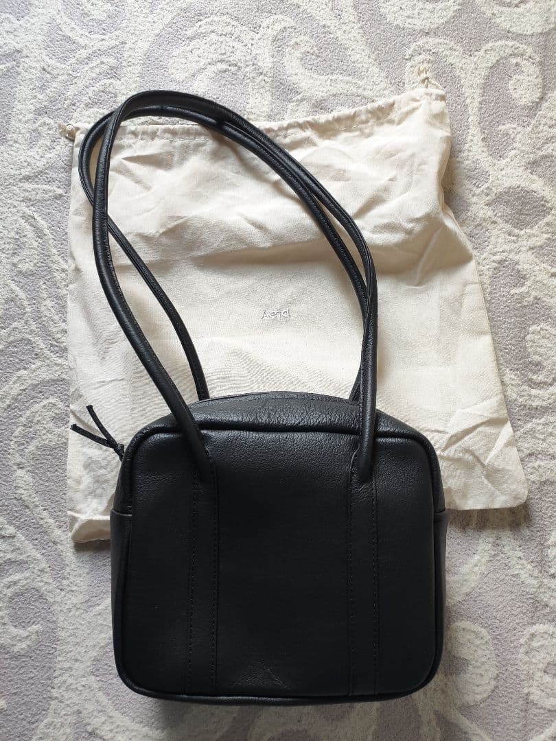 アエタ スクエアショルダーバッグ