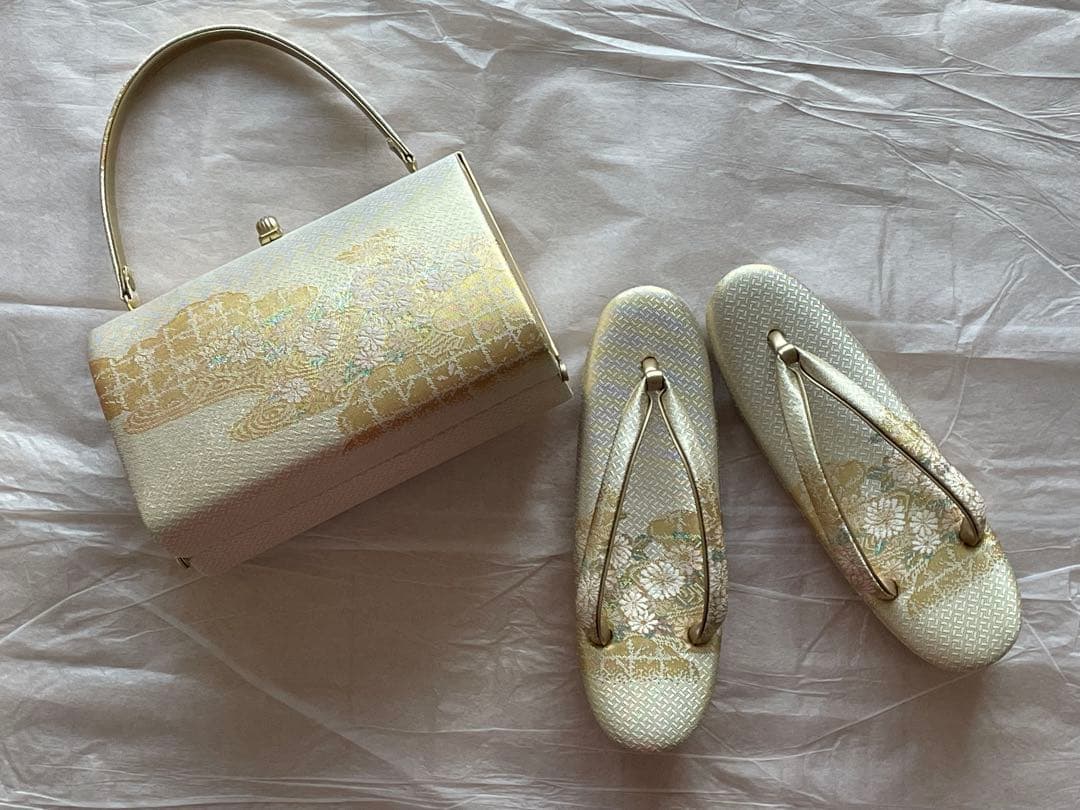 和装　草履とバッグのセット(金色地に白い花刺繍)