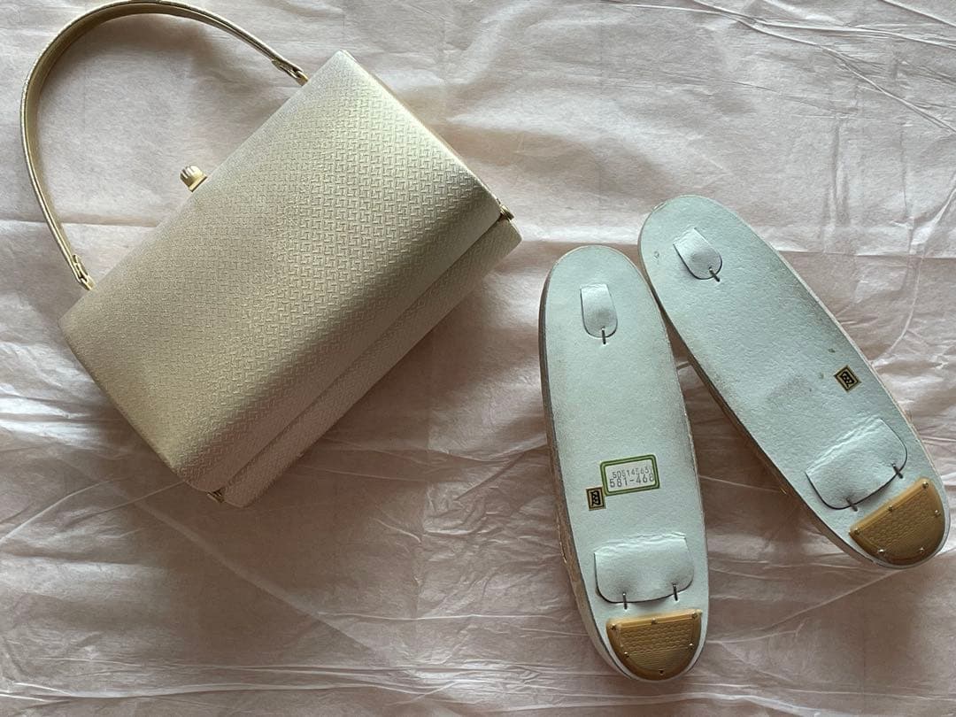 和装　草履とバッグのセット(金色地に白い花刺繍)