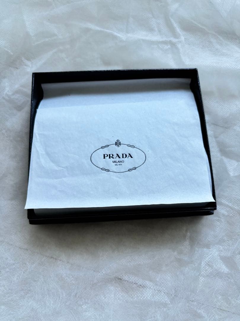 種*様 【特別セール中】プラダ　二つ折り財布　定価65,800円