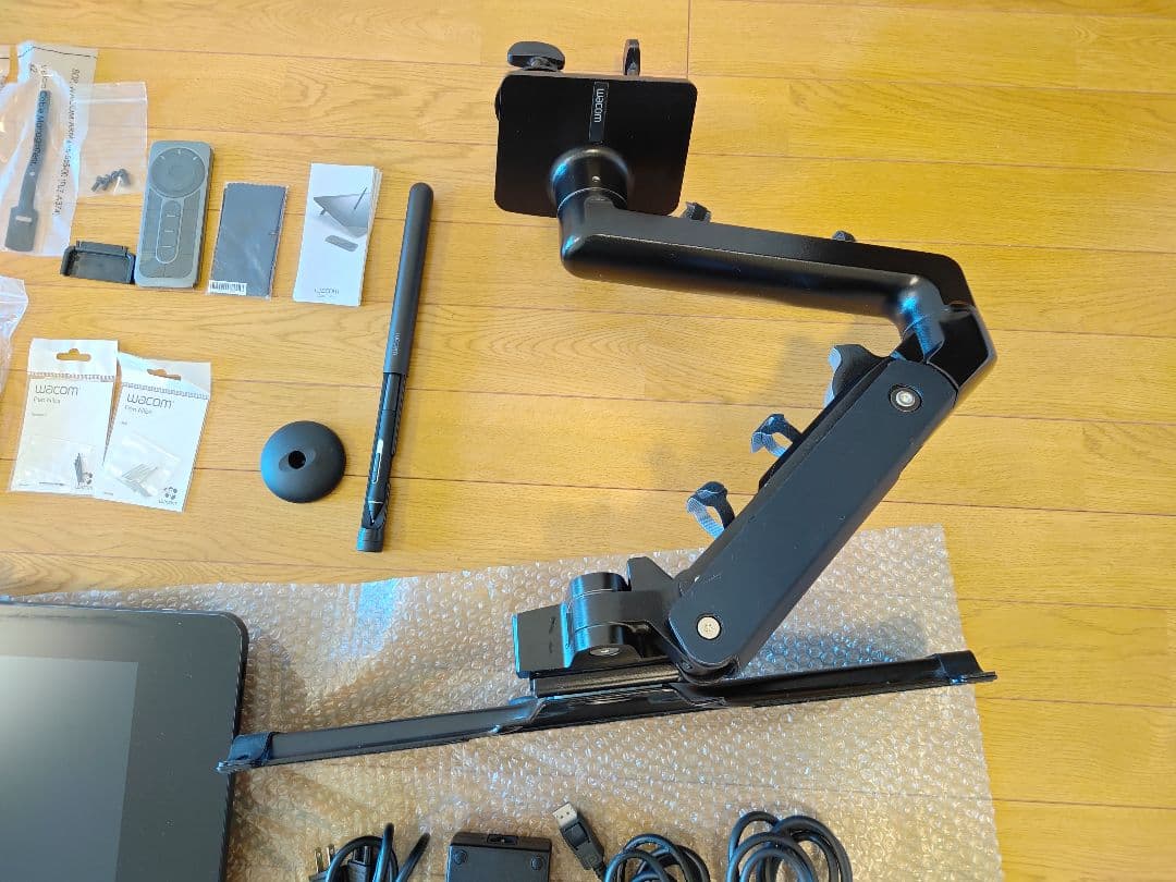 Wacom Cintiq Pro 24 DTH-2420 Flex Arm付き