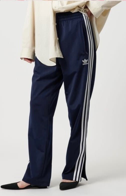 アディダス　トラックパンツ