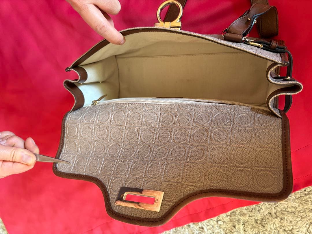 【最終価格】【美品】フェラガモ ショルダーバッグ　マリッサレザー型押しガンチーニ