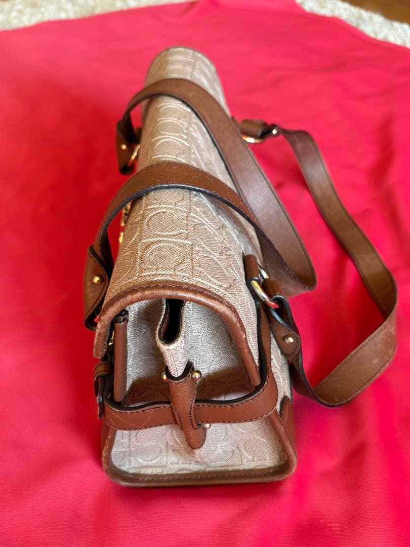 【最終価格】【美品】フェラガモ ショルダーバッグ　マリッサレザー型押しガンチーニ