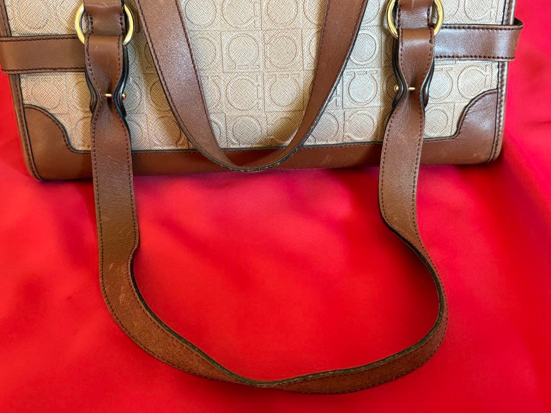 【最終価格】【美品】フェラガモ ショルダーバッグ　マリッサレザー型押しガンチーニ