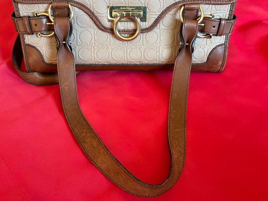 【最終価格】【美品】フェラガモ ショルダーバッグ　マリッサレザー型押しガンチーニ