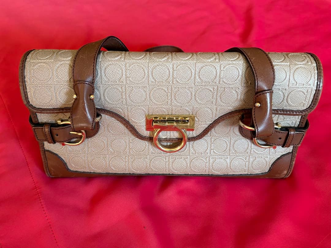 【最終価格】【美品】フェラガモ ショルダーバッグ　マリッサレザー型押しガンチーニ