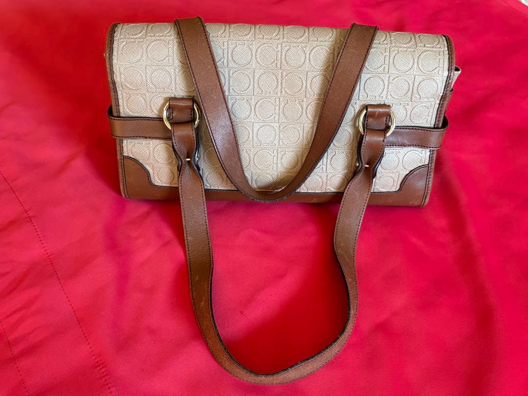 【最終価格】【美品】フェラガモ ショルダーバッグ　マリッサレザー型押しガンチーニ