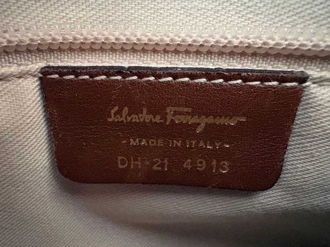 【最終価格】【美品】フェラガモ ショルダーバッグ　マリッサレザー型押しガンチーニ