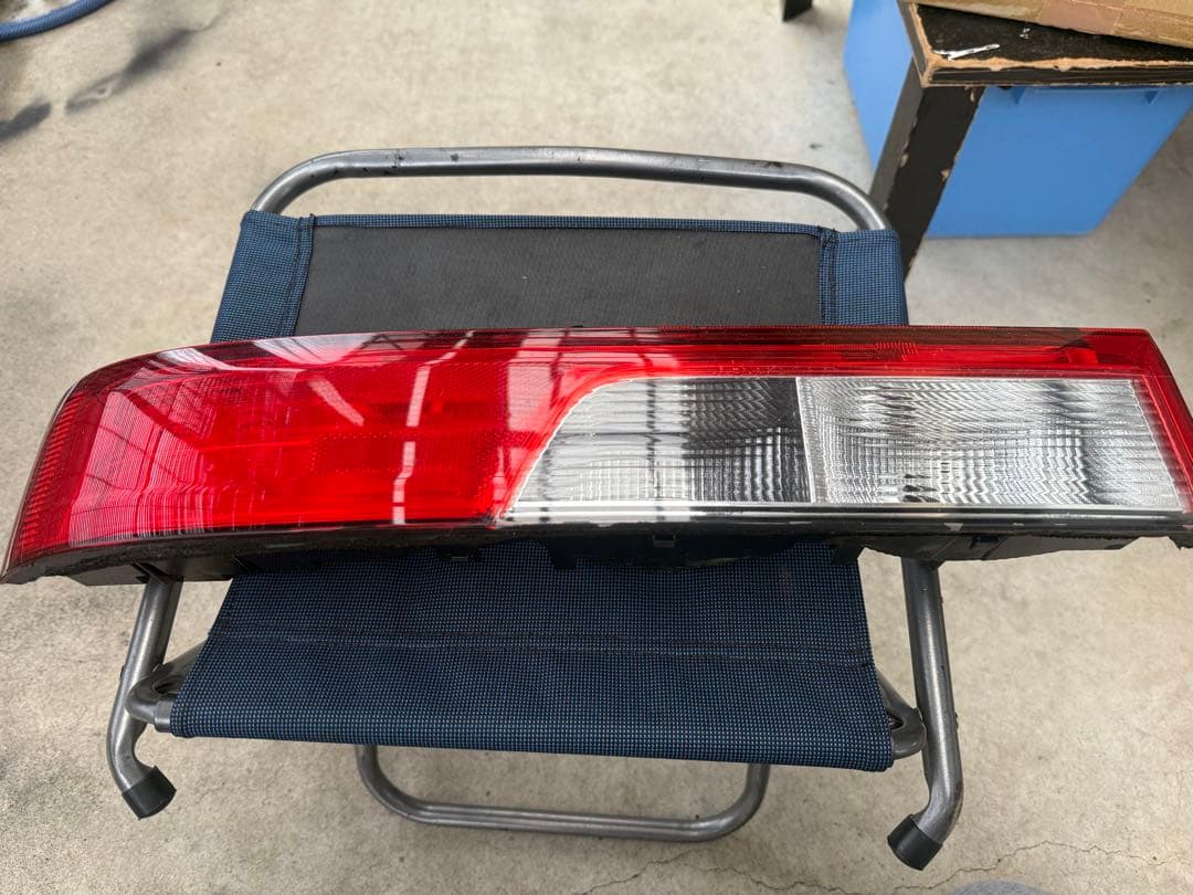 エブリィda17wテールランプ 35604-64P00 左側用