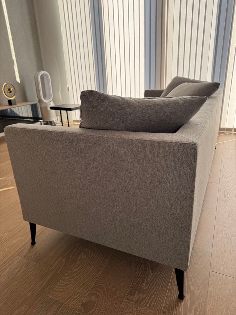 【エーディコア・ディバイズ】3人掛けソファ（クッション5個付き）、送料込み