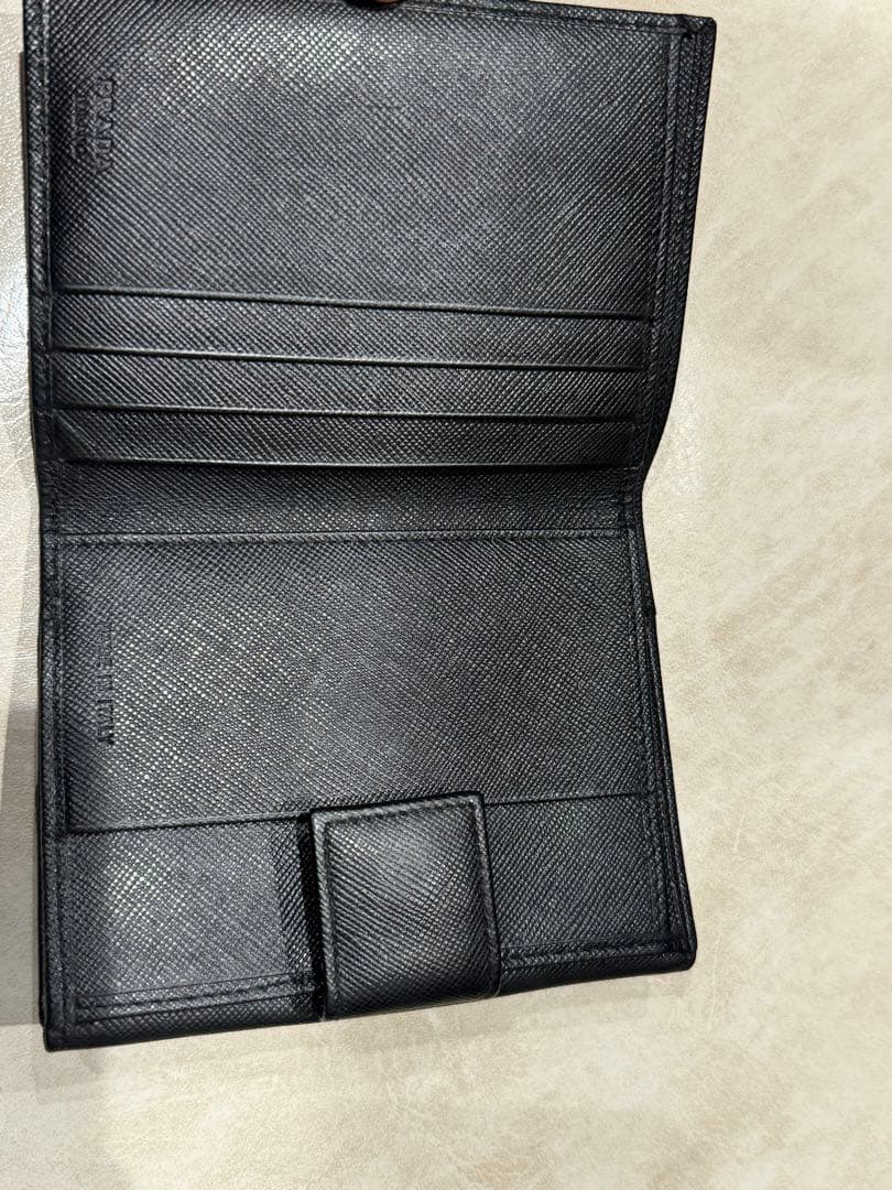 極美品　PRADA レザー 三つ折り財布 ブラック プラダ 黒 カ三角ロゴ