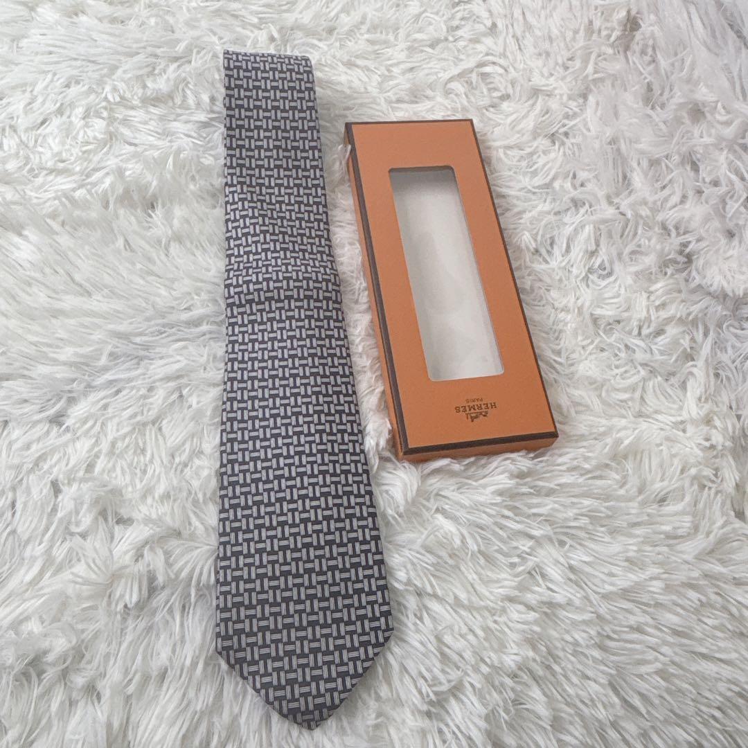 未使用保管品　HERMES 幾何学模様 ネクタイ 専用ボックス付き