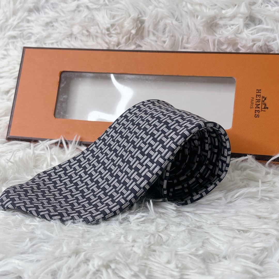 未使用保管品　HERMES 幾何学模様 ネクタイ 専用ボックス付き
