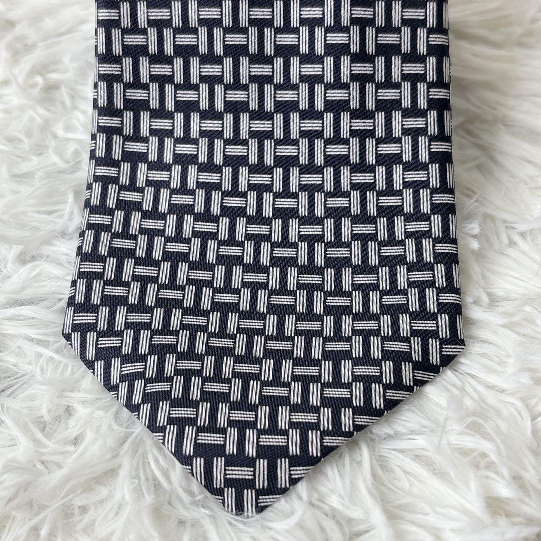 未使用保管品　HERMES 幾何学模様 ネクタイ 専用ボックス付き