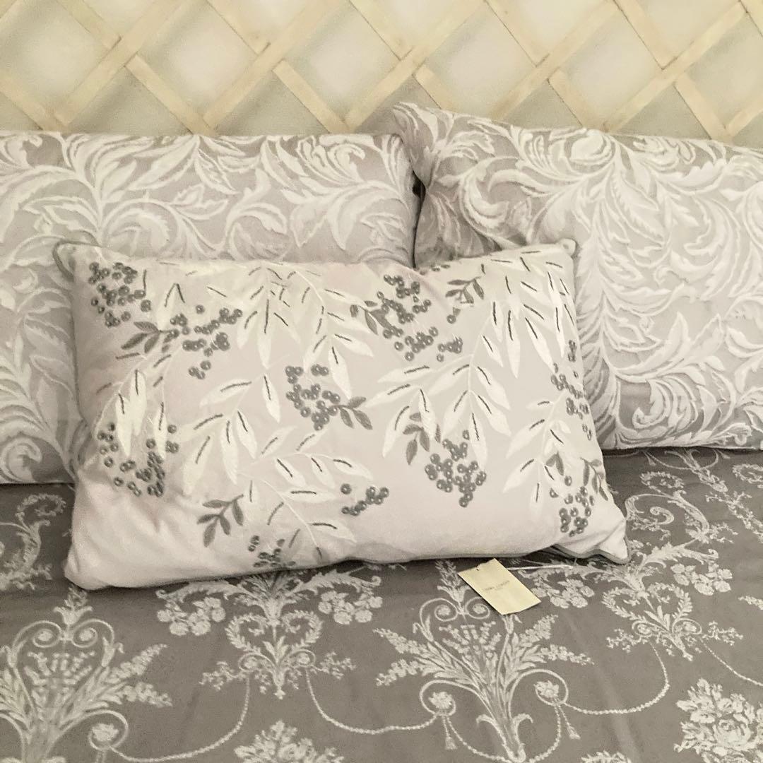 ローラアシュレイイギリス老舗　一面刺繍枕クッション　フェザーパッド　新品