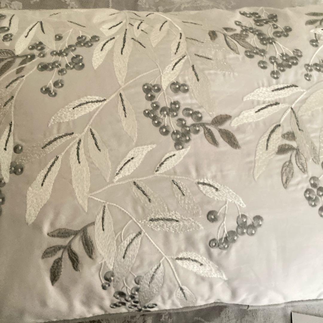 ローラアシュレイイギリス老舗　一面刺繍枕クッション　フェザーパッド　新品