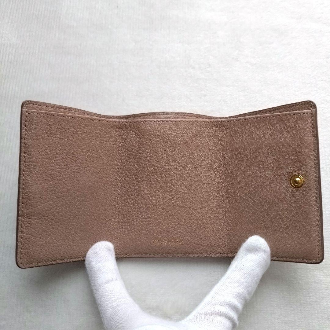 MIUMIU 三つ折り財布 コンパクトウォレット ゴールドロゴ ピンクベージュ