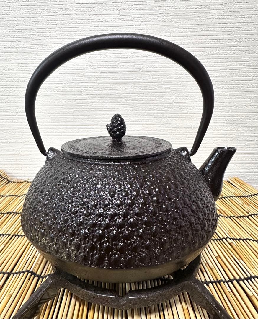 未使用品　岩手県奥州水沢幸工芸　現代の名工 佐藤勝久造　丸平型亀甲霰　南部鉄瓶