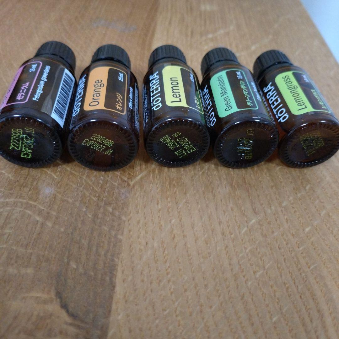 エッセンシャルオイル18種開封済、クラリカームロールオン開封済、ココナッツオイル