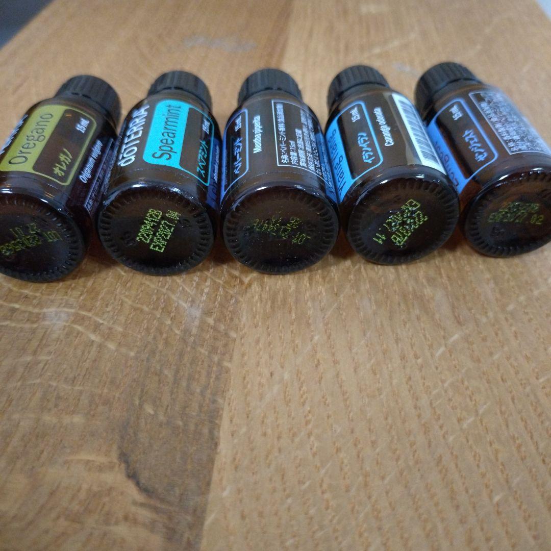 エッセンシャルオイル18種開封済、クラリカームロールオン開封済、ココナッツオイル