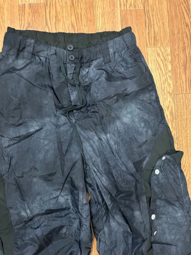 レッド GRANCYボタンレイヤードデザインナイロンパンツ