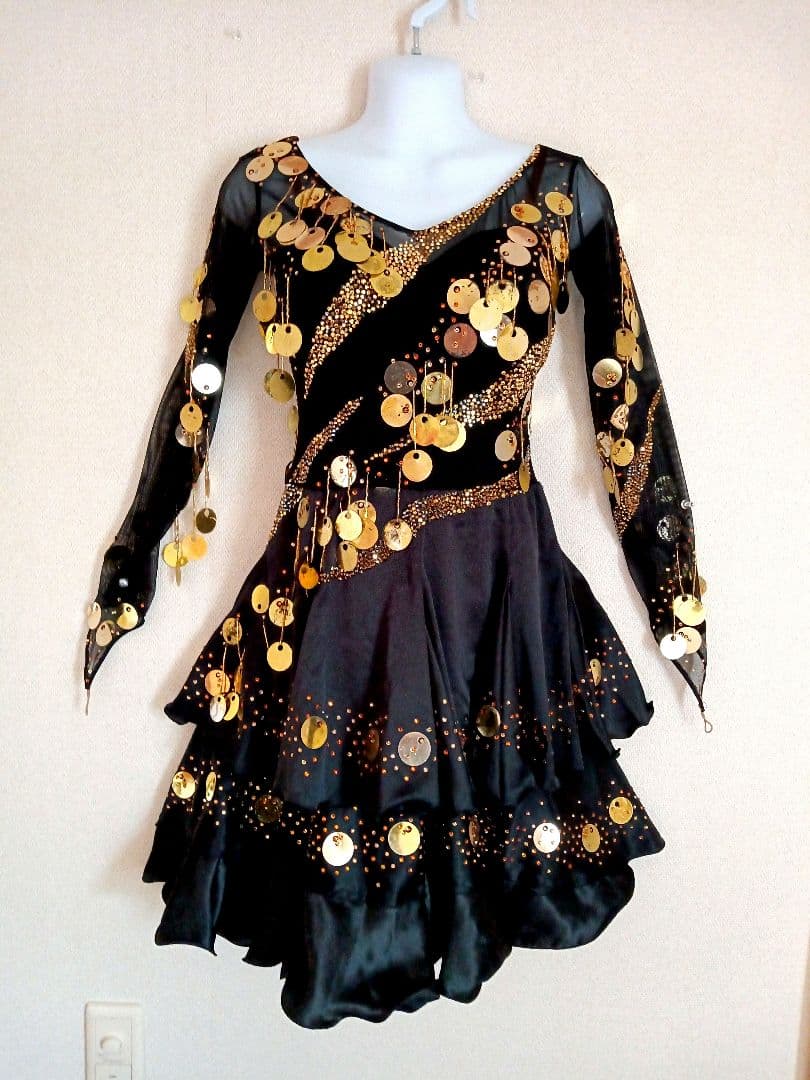 社交ダンス用ラテンドレス 黒と金 スパンコール装飾　ジャンティ製