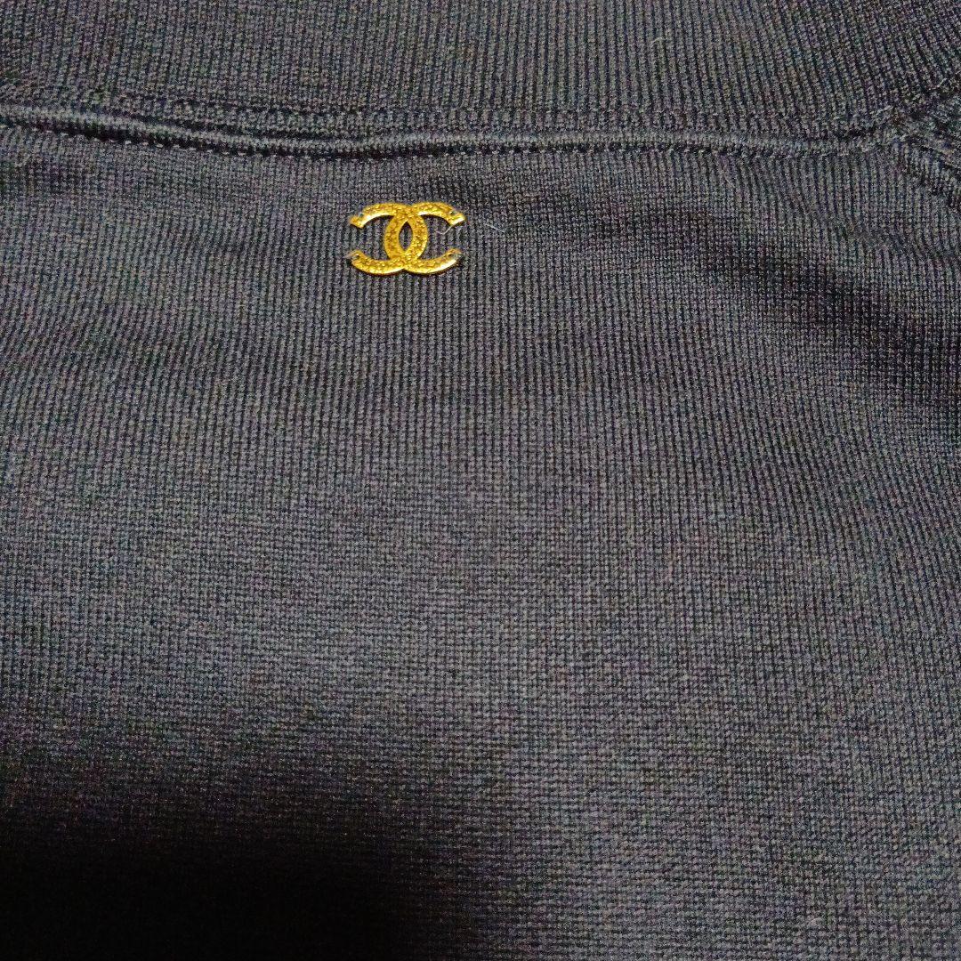 CHANEL 　金色の刺繍　口ゴ入り　ブラック Tシャツ S　半袖