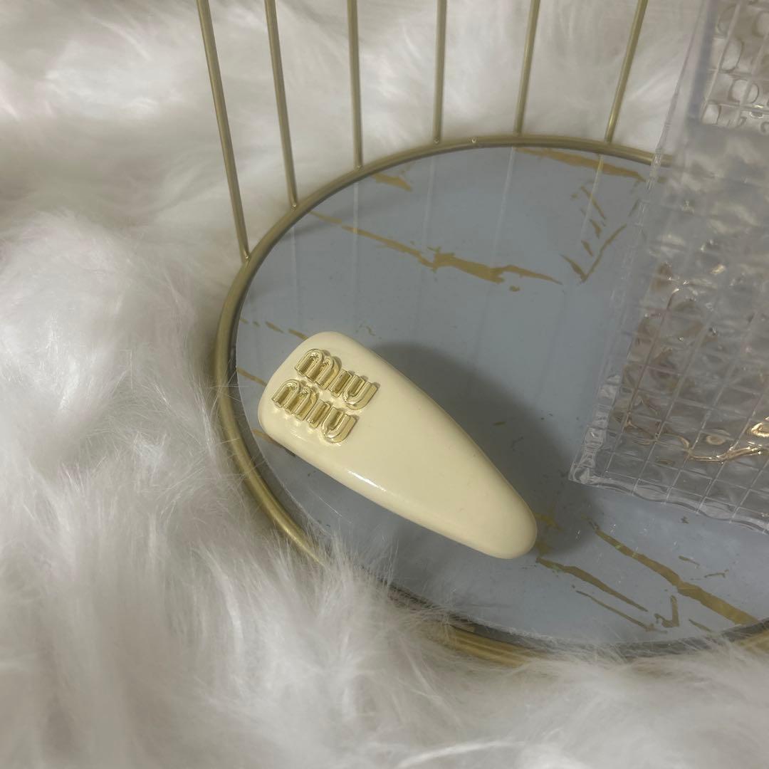 miumiu パテントレザー ヘアクリップ ホワイト