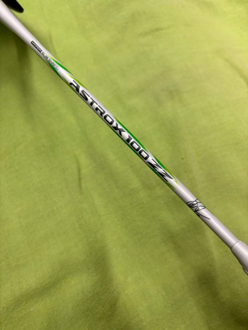 最安値　新品YONEX ASTROX 100 ZZ va 4UG5 グリップ付き