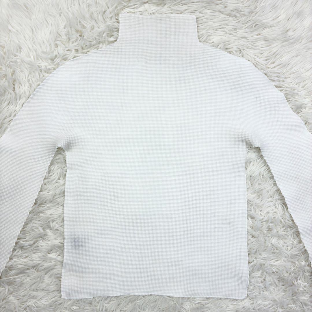 美品　イッセイミヤケMe　ハイネック　長袖プリーツカットソー　ホワイト　FREE