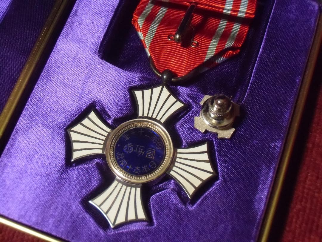 u*a様 ●日本の勲章/徽章＊ 日本赤十字社＊略綬付き金色＆銀色有功章＊男性用（
