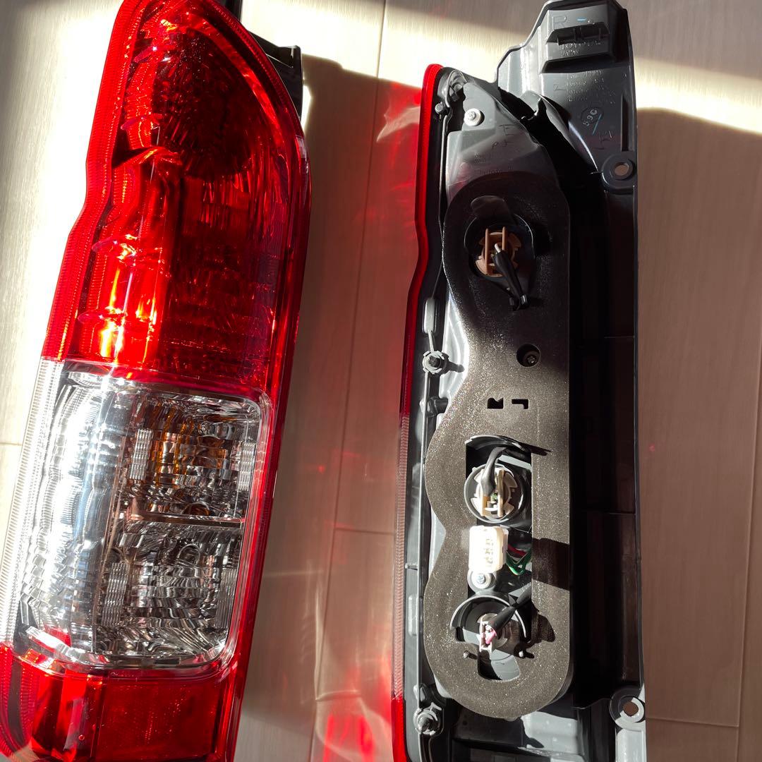 ハイエース200系純正テールランプ 2個セット