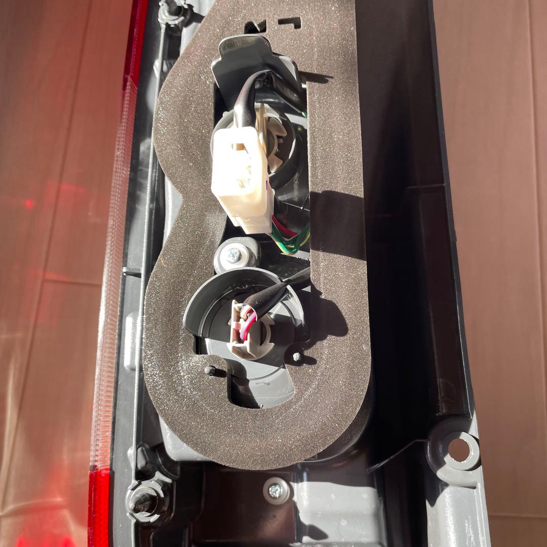 ハイエース200系純正テールランプ 2個セット