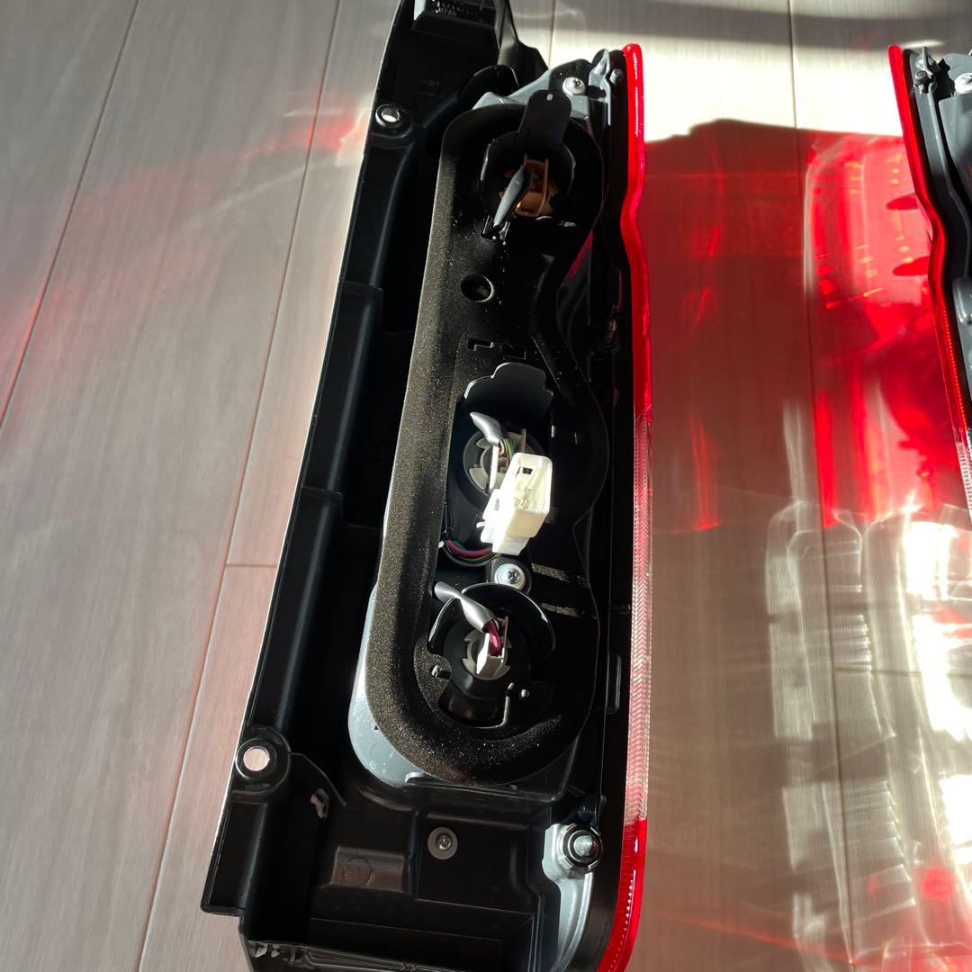 ハイエース200系純正テールランプ 2個セット