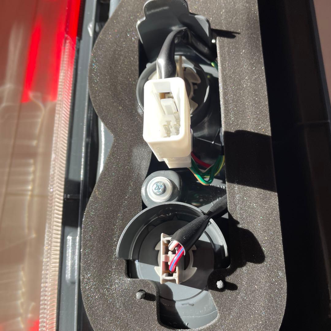 ハイエース200系純正テールランプ 2個セット