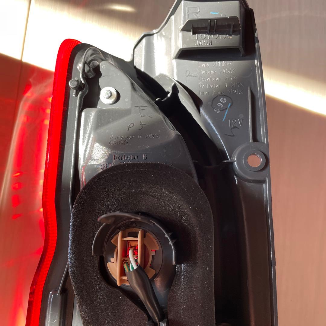 ハイエース200系純正テールランプ 2個セット